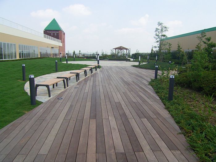 大規模商業施設の屋上緑化