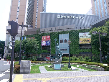 大規模商業施設の大規模壁面緑化