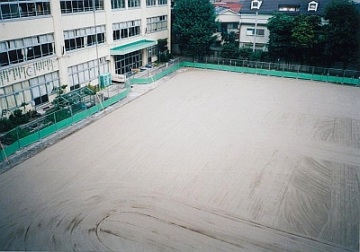 校庭芝生化施工中